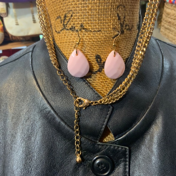 VINTAGE STATEMENT NECKLACE/PINK ACRYLIC FLOWER W/EARRINGS ⭐️GOLD CHAIN/NEW COND - Picture 8 of 9